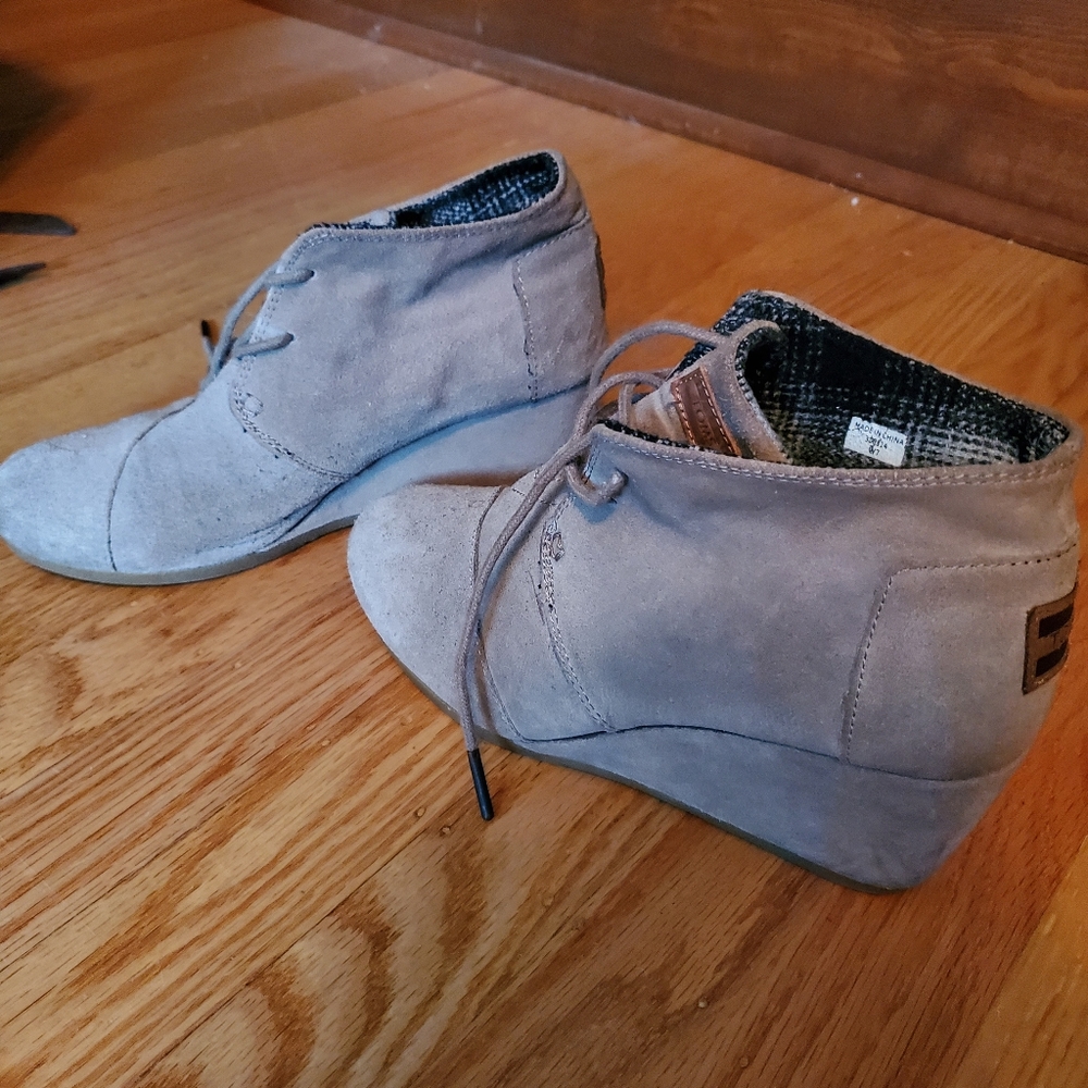 Tom's wedge shoe